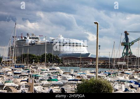 La merveille de la mer de la Royal Caribbean, construite à Saint Nazaire, arrivée à Marseille le 9 novembre pour les travaux de finition, sera en mer le mars, elle est le plus grand navire de croisière du monde :Longueur 362m largeur 66m 6988 passagers et 2300 membres d'équipage.le formulaire de remise à neuf n°10 du port de Marseille est l'un des 3 plus grands du monde (465x85m) Banque D'Images