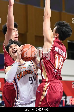 Zhuji, province chinoise de Zhejiang.11 novembre 2021.Wang Zhelin (C) de Shanghai Sharks est en compétition lors du 12e match entre Shanghai Sharks et Zhejiang Golden Bulls lors de la saison 2021-2022 de la ligue de l'Association chinoise de basket-ball (CBA) à Zhuji, dans la province de Zhejiang, en Chine orientale, le 11 novembre 2021.Crédit : Sun Fanyue/Xinhua/Alamy Live News Banque D'Images
