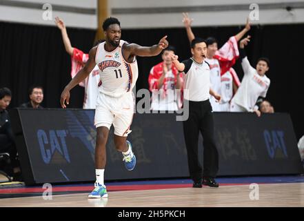 Zhuji, province chinoise de Zhejiang.11 novembre 2021.Jamaal Franklin (front) de Shanghai Sharks réagit lors du 12e tour de match entre Shanghai Sharks et Zhejiang Golden Bulls lors de la saison 2021-2022 de la ligue de l'Association chinoise de basket-ball (ABC) à Zhuji, dans la province de Zhejiang, en Chine orientale, le 11 novembre 2021.Crédit : Sun Fanyue/Xinhua/Alamy Live News Banque D'Images