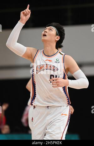Zhuji, province chinoise de Zhejiang.11 novembre 2021.Wang Zhelin, de Shanghai Sharks, réagit lors du 12e match rond entre Shanghai Sharks et Zhejiang Golden Bulls lors de la saison 2021-2022 de la ligue de l'Association chinoise de basket-ball (CBA) à Zhuji, dans la province de Zhejiang en Chine orientale, le 11 novembre 2021.Crédit : Sun Fanyue/Xinhua/Alamy Live News Banque D'Images