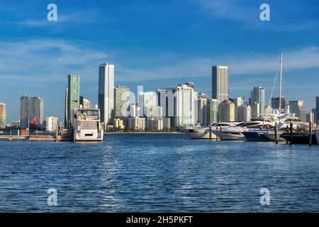 Yachts de luxe amarrés dans le port et les gratte-ciel du centre-ville de Miami au matin ensoleillé, Miami, Floride. Banque D'Images