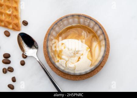 Café à l'affogato avec glace à la vanille en verre cristal sur table en marbre blanc Banque D'Images