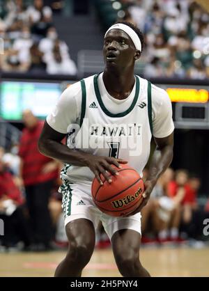 10 novembre 2021 - Hawaii Rainbow Warriors garde Amoro Lado #1 prend un jet libre pendant un match entre les Vulcans d'Hawaii-Hilo et les Warriors d'Hawaï pendant le Rainbow Classic à la Simplili Arena au Stan Sheriff Center à Honolulu, HI - Michael Sullivan/CSM Banque D'Images