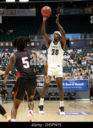 10 novembre 2021 - Hawaii Rainbow Warriors Forward Zoar Nedd #20 prend un coup de saut lors d'un match entre les Vulcans d'Hawaii-Hilo et les Warriors d'Hawaï pendant le Rainbow Classic à la Simplili Arena au Stan Sheriff Center à Honolulu, HI - Michael Sullivan/CSM Banque D'Images