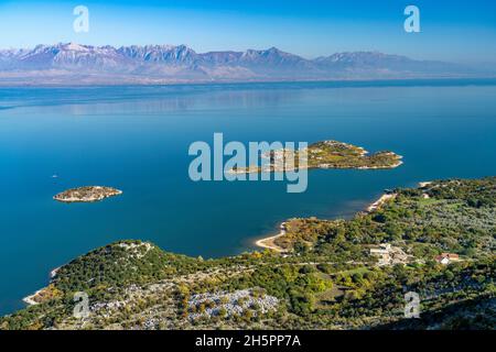 Blick über den Skutarisee mit der Insel Beška beim Dorf Donji Murici, Monténégro, Europa | vue sur le lac Skadar avec l'île de Beška et Donji Murici Banque D'Images