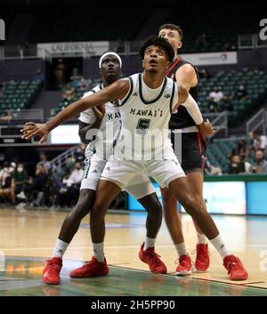 10 novembre 2021 - Hawaii Rainbow Warriors avancer Bernardo da Silva #5 sort de la compétition pendant un match entre les Vulcans d'Hawaii-Hilo et les Warriors d'Hawaii Rainbow pendant le Rainbow Classic à la Simplili Arena au Stan Sheriff Centre à Honolulu, HI - Michael Sullivan/CSM Banque D'Images