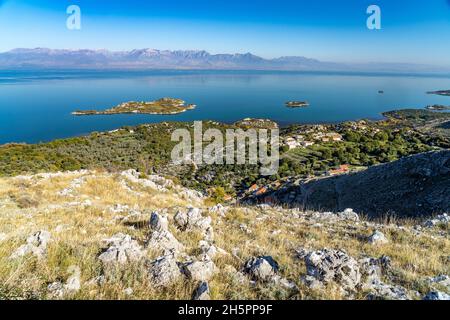 Blick über den Skutarisee mit der Insel Beška beim Dorf Donji Murici, Monténégro, Europa | vue sur le lac Skadar avec l'île de Beška et Donji Murici Banque D'Images