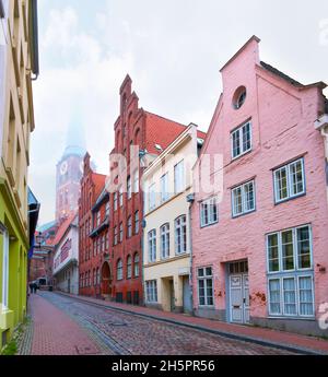 La ligne de maisons médiévales conservées à Altstadt (vieille ville) de Lubeck sur l'étroite rue Engelsgrube menant à Jakobikirche en matinée Banque D'Images