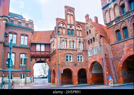 Étonnante brique médiévale portes Burgtor de Lubeck avec des cols voûtés est l'un des meilleurs exemples de style gothique allemand, l'Allemagne Banque D'Images