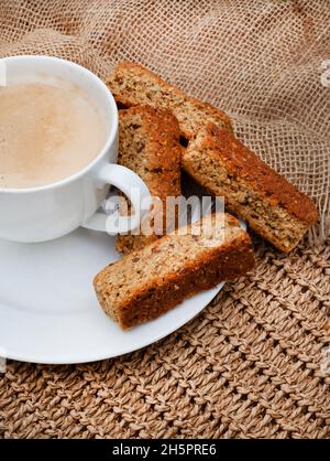 café et spécialités sud-africaines fraîches sur table rustique Banque D'Images