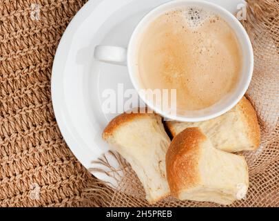 café et spécialités sud-africaines fraîches sur table rustique Banque D'Images