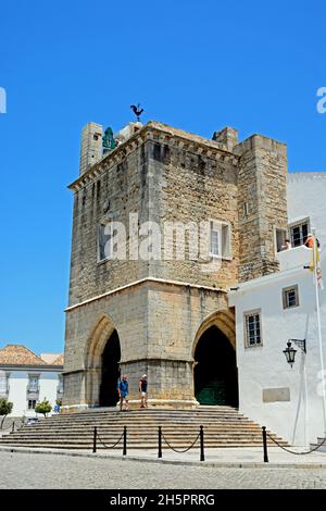 Vue de la cathédrale de Faro dans la Praça Largo de Se dans le centre-ville auprès des touristes profitant de la fixation, Faro, Algarve, Portugal, Europe. Banque D'Images