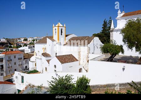 Portrait de l'église de Santiago dans la vieille ville (Igreja de Santiago), Tavira, Algarve, Portugal, Europe. Banque D'Images