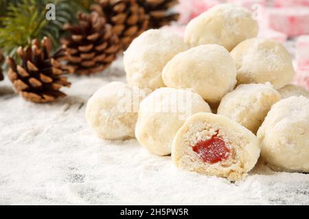 Pile de biscuits bulgares maison entiers et coupés en demi-tranches avec garniture turque délice, appelée Lokumki, décorée de su perlé comme de la neige Banque D'Images