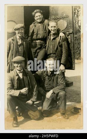 Carte postale originale du début des années 1920, représentant des hommes de la classe ouvrière à l'extérieur de leur fourgonnette, peut-être ingénieurs des télécommunications en France. Publié le 1928, Banque D'Images