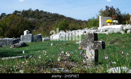 Petite pierre en forme de croix sur le cimetière de Crkva sv.Luka à Brotnice (Croatie, Dalmatie, Dubrovnik-Neretva, Konavle) Banque D'Images