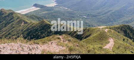 Sentier pédestre sur la montagne, près de Tai long WAN.La célèbre plage et le surf à Sai Kung.Campagne de Hong Kong Banque D'Images