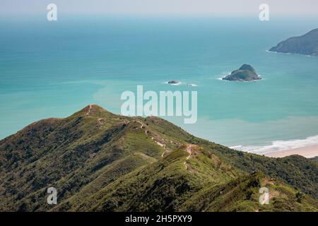 Sentier pédestre sur la montagne, près de Tai long WAN.La célèbre plage et le surf à Sai Kung.Campagne de Hong Kong Banque D'Images