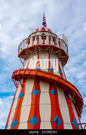 un squelette de helter dans un parc d'expositions traditionnel, un parc d'expositions historique, un squelette de helter coloré, des manèges de parc d'expositions, un grand toboggan de foire,manèges traditionnels Banque D'Images