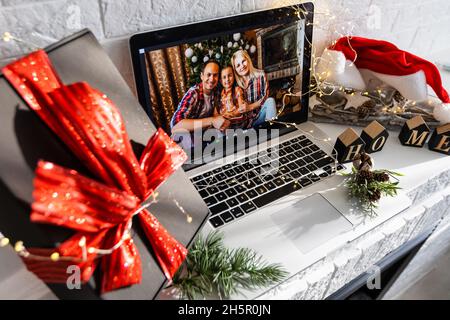 Télétravail de l'équipe de Noël virtuel.Appel vidéo familial ordinateur de conférence à distance webcam vue écran.Des portraits variés et des photos qui se rencontrent Banque D'Images