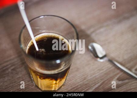 Lait versé dans un café instantané dans un verre avec une cuillère, à Prague, République tchèque, 9 novembre 2021.(Photo CTK/Martin Macak Gregor) Banque D'Images