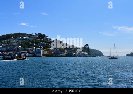 Vue sur l'embouchure de la rivière Dart.Sur la gauche, le Lower Ferry se dirige vers Kingjure, sur la droite, un yacht se dirige vers la mer. Banque D'Images