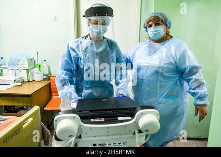 ZAPORIZHIA, UKRAINE - LE 10 NOVEMBRE 2021 - les travailleurs de la santé travaillant dans le secteur des EPI sont en service dans l'unité de soins intensifs COVID-19 de l'hôpital Zaporizhzhia N9, Zaporizhzhia, au sud Banque D'Images