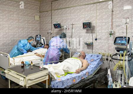 ZAPORIZHHIA, UKRAINE - 10 NOVEMBRE 2021 - les travailleurs de la santé dans le PPE s'occuper des patients dans l'USI COVID-19 à l'hôpital Zaporizhzhia N9, Zaporiz Banque D'Images