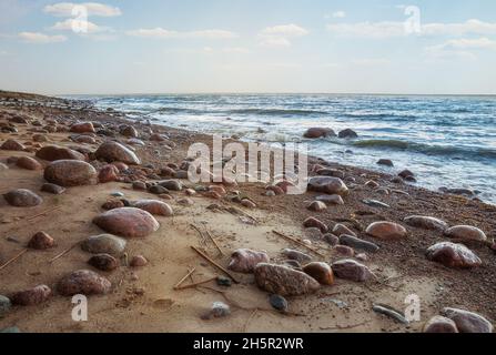 Plage rocheuse déserte sur la côte sud du golfe de Finlande Banque D'Images