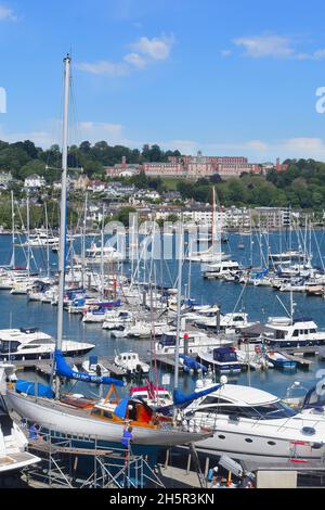 La vue sur la rivière Dart avec Dartmouth Marina en premier plan, et les imposants vieux bâtiments du Naval College sur la colline. Banque D'Images