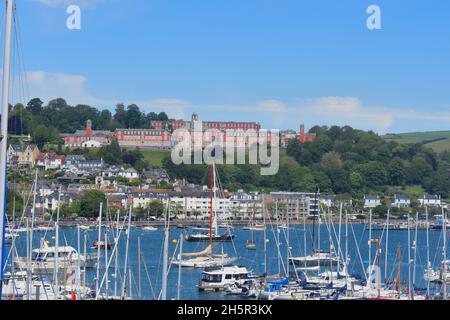 La vue sur la rivière Dart avec Dartmouth Marina en premier plan, et les imposants vieux bâtiments du Naval College sur la colline. Banque D'Images