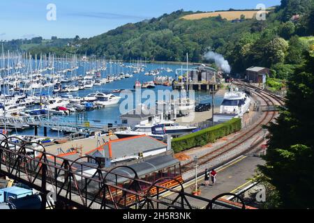 La machine à vapeur n° 5526 s'approche de la gare de Kingjure (pour Dartmouth) à la tête du train depuis Paignton sur le chemin de fer à vapeur de Dartmouth. Banque D'Images