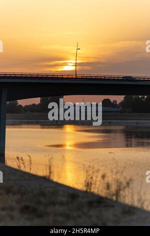 Plan vertical d'un pont à Novi Sad au-dessus du Danube au coucher du soleil en Serbie Banque D'Images