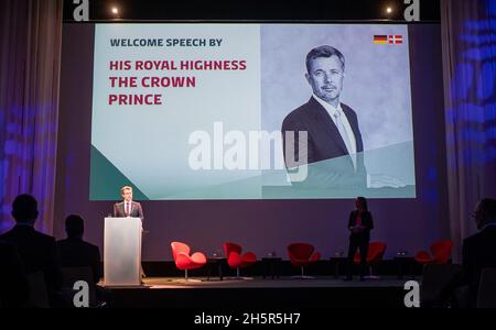 Berlin, Allemagne.11 novembre 2021.Le prince héritier Frederik s'exprime lors d'un séminaire sur la durabilité à l'occasion de l'ouverture officielle de la Conférence commerciale danoise et de la cérémonie de signature du protocole d'accord entre les entreprises danoises et allemandes au centre d'événements Kosmos.La Reine et l'héritier du trône sont en Allemagne pour une visite d'État de plusieurs jours.Credit: Bernd Von Jutrczenka/dpa/Alay Live News Banque D'Images