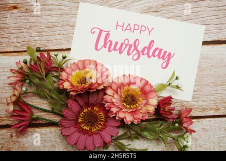 Happy Thursday card typographie texte avec bouquet de fleurs sur fond de bois Banque D'Images