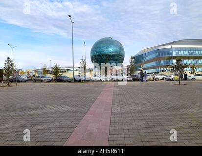 Astana, Nur-Sultan - Kazakhstan - 14 septembre 2021 : vue de la sphère de Nur Alem.Astana EXPO-2017.Sphère la plus grande du monde, symbole du Kazakhstan avec Banque D'Images