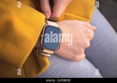 Smart Watch sur la main de femme, concept de santé Banque D'Images