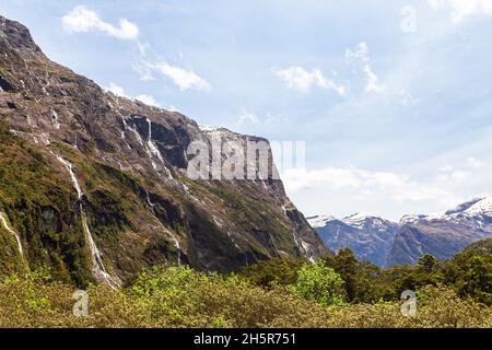 Panorama avec un petit rocher sur fond de ciel bleu sur la route du Fiordland.Île du Sud, Nouvelle-Zélande Banque D'Images