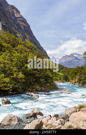 Paysages du parc national de Fiordland.Rivière Stormy parmi les rives rocheuses.Nouvelle-Zélande Banque D'Images