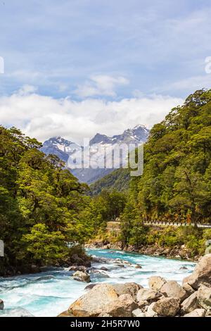 Paysages du parc national de Fiordland.Rivière Stormy sur fond de montagnes lointaines.Nouvelle-Zélande Banque D'Images