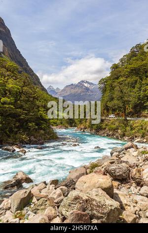 Paysages du parc national de Fiordland.Rivière Stormy parmi les rives rocheuses.Île du Sud, Nouvelle-Zélande Banque D'Images