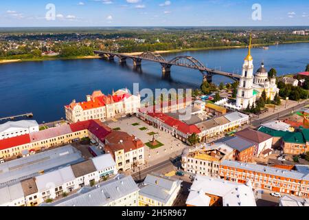 Vue sur la ville de Rybinsk avec le pont au-dessus de la Volga Banque D'Images