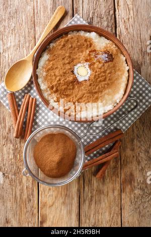 Risengrod, qui est le pudding de riz ou de bouillie de la nourriture danoise de Noël gros plan dans le bol sur la table.Vue verticale du dessus Banque D'Images