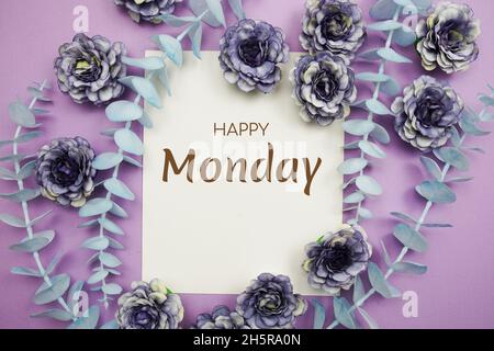 Joyeux lundi texte typographique et fleur décorent sur fond violet Banque D'Images