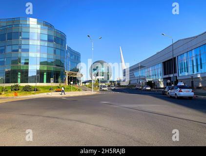 Astana, Nur-Sultan- Kazakhstan - 14 septembre 2021 : vue de la sphère Nur Alem au bout d'une rue et du centre commercial Mega Silk Way.Astana EXPO-2017.Monde Banque D'Images