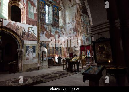 Intérieur du monastère de Gelati, église de la Vierge Marie le Bienheureux.Peintures murales et fresques sur le mur.Kutaisi, région d'Imereti, Géorgie, Caucase Banque D'Images