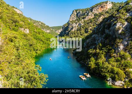 Canal du Sentier du garde, Quinson, gorge inférieure du Verdon, lac Sainte Croix, Provence,Provence Alpes Côte d'Azur, France Banque D'Images