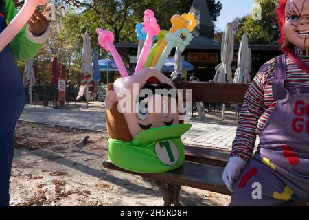 Madrid, Espagne - 09 novembre 2021 : la tête de Luigi, dans le costume d'un des artistes de rue et des artistes, qui font des ballons et mendient dans le Ret Banque D'Images