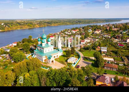 Vue aérienne de Tutayev sur la Volga avec cathédrale de Résurrection en été Banque D'Images