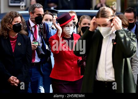 Berlin, Allemagne.11 novembre 2021.La reine Margrethe II du Danemark (M) fait des vagues lorsqu'elle visite la Maison de la Littérature.Credit: Tobias Schwarz/AFP-POOL/dpa/Alay Live News Banque D'Images